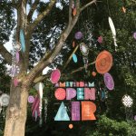 AOA 2017 03 2017 Decoreren van een boom op Amsterdam Open Air festival